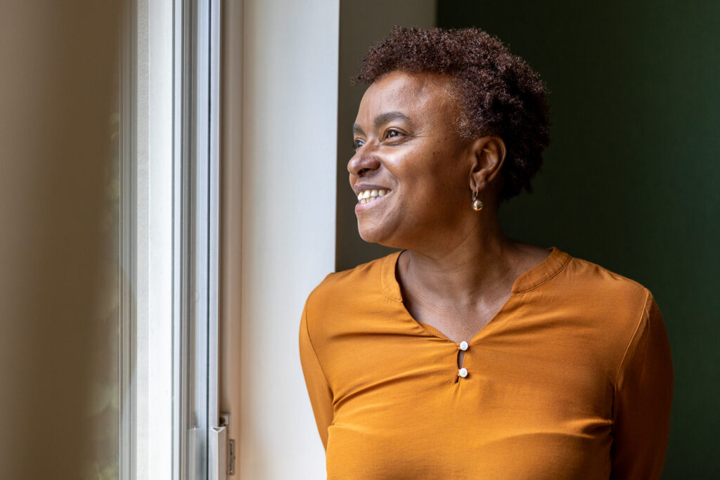 Vrouw kijkt met vertrouwen naar buiten