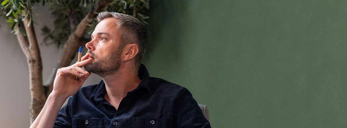 Coaché denkt na over de toekomst van zijn loopbaan. 